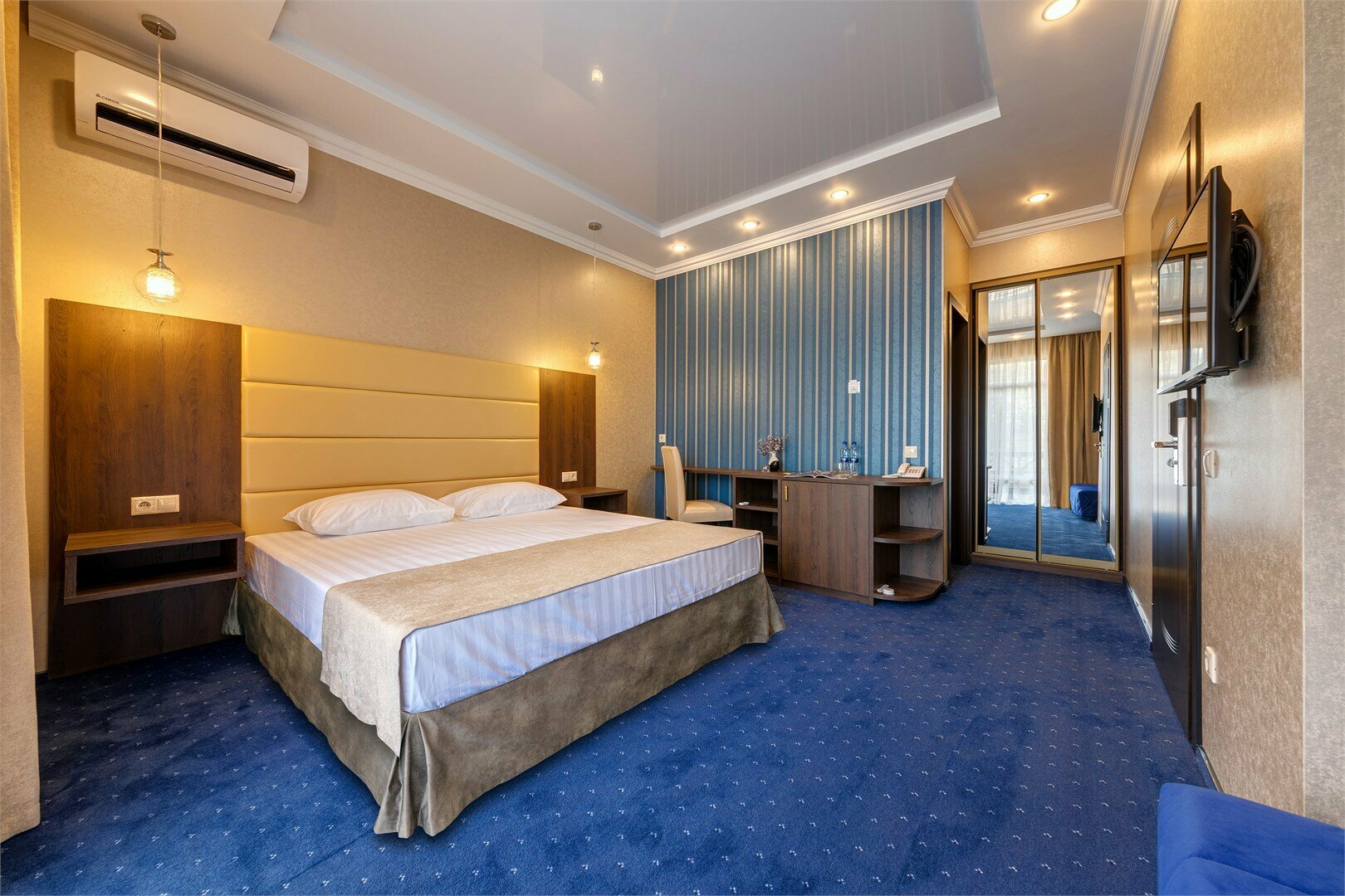 Стандарт с балконом и диваном