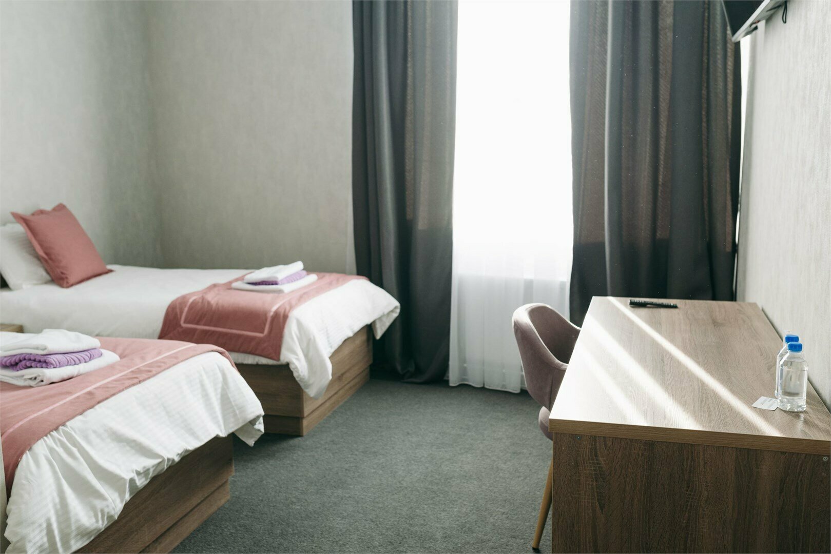 Стандартный двухместный номер с 2 отдельными кроватями и общей ванной комнатой