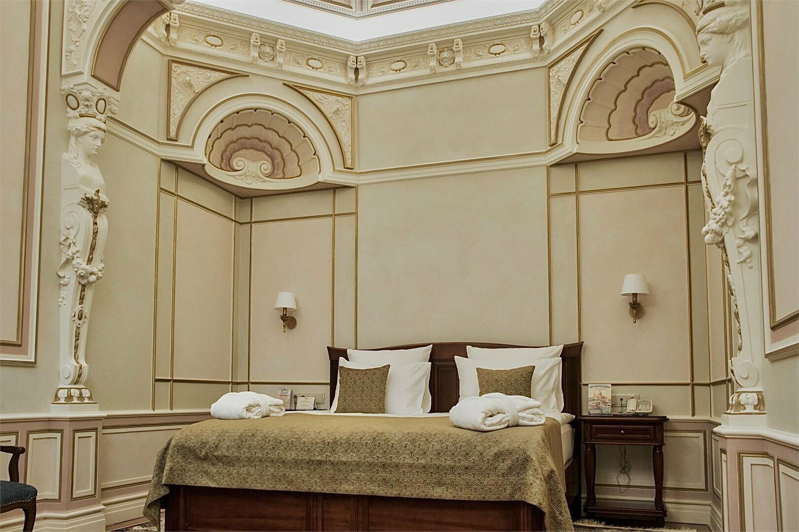 Двухкомнатный исторический Люкс "Ампир"