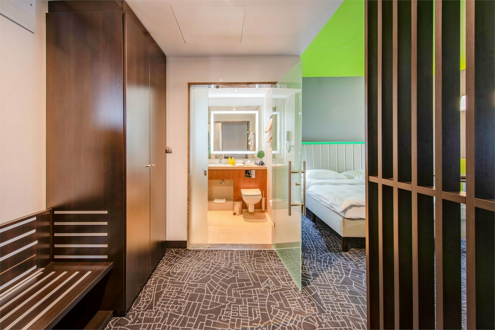 Люкс с видом на взлетно-посадочную полосу