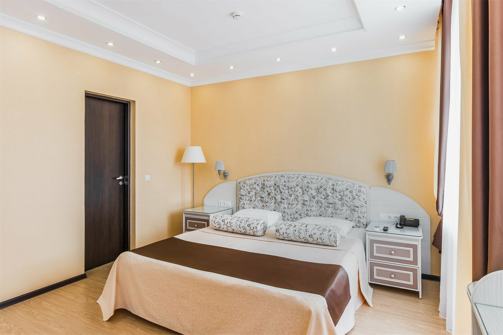 Бизнес с балконом и видом на парк