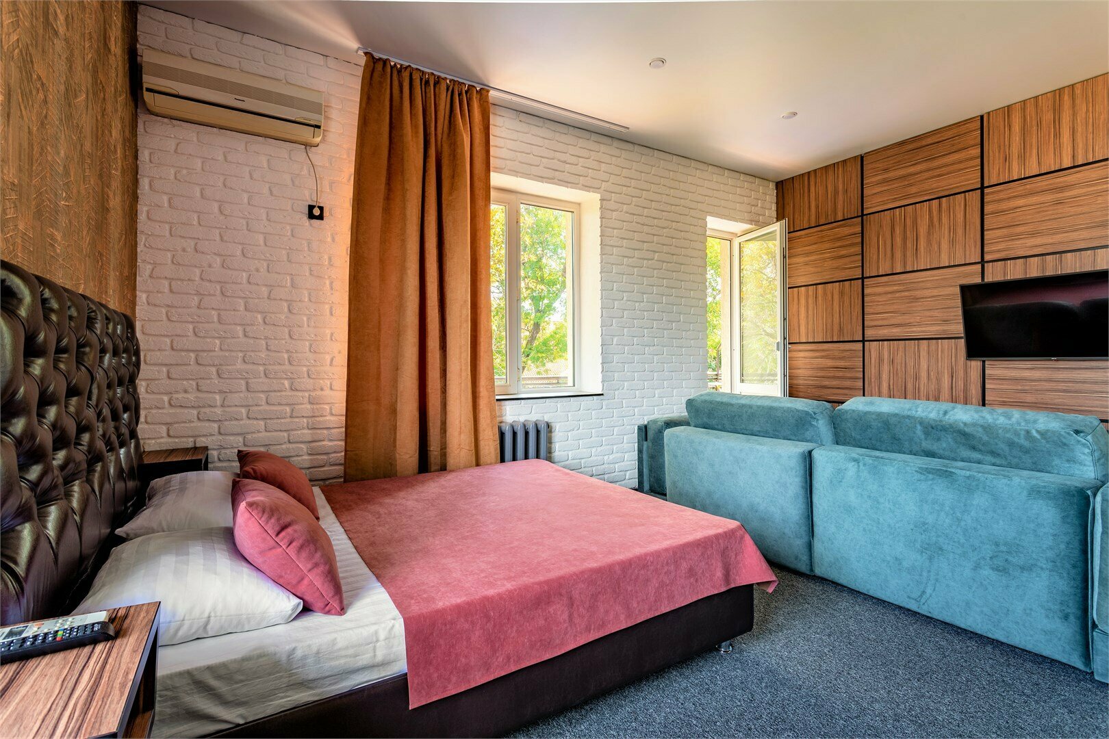 Номер-студио с видом на бассейн и балконом