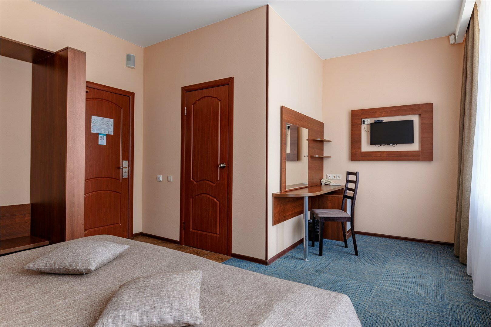 КОМФОРТ с одной большой кроватью