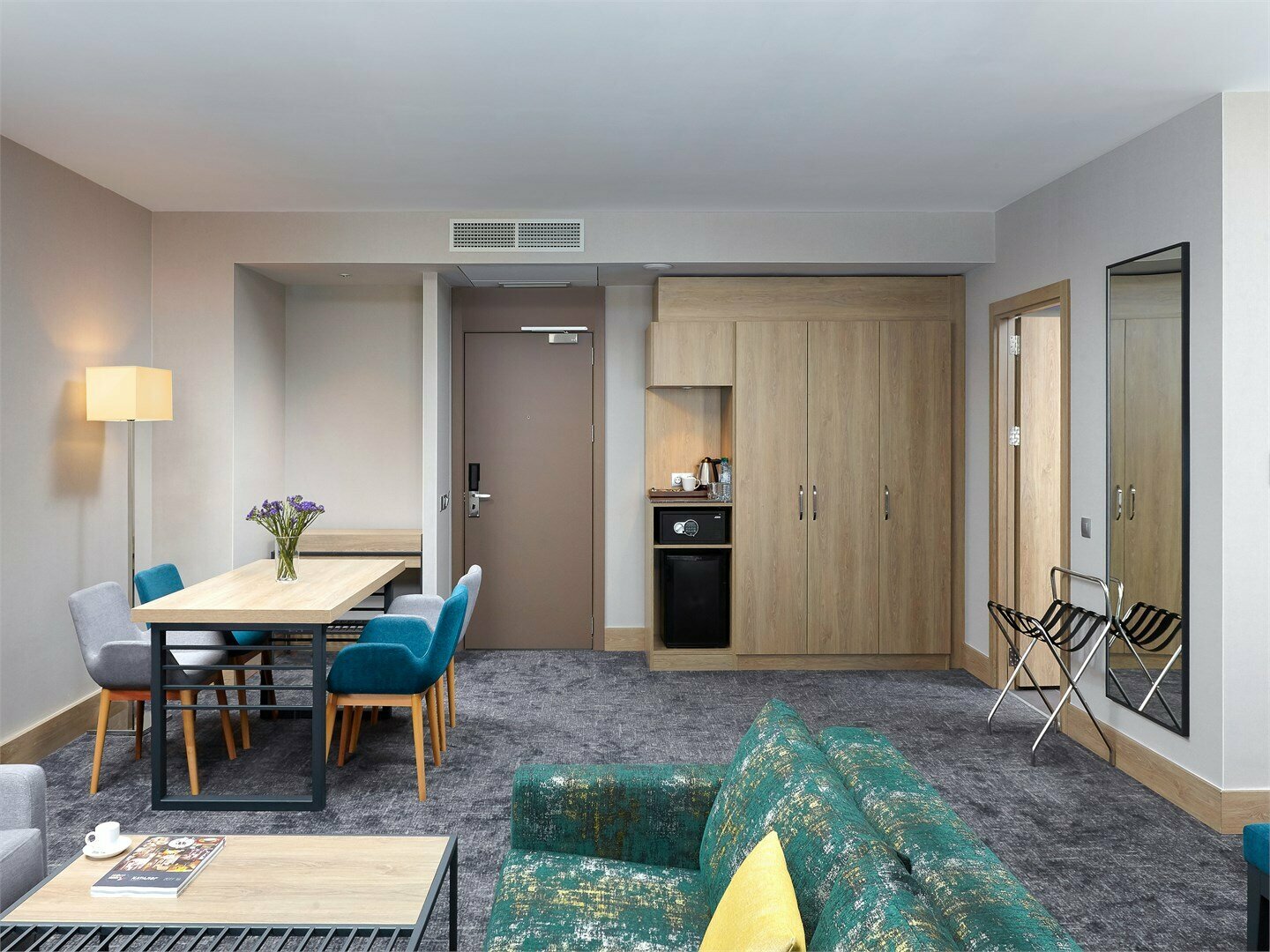 Номер Privilege с двуспальной кроватью и диваном