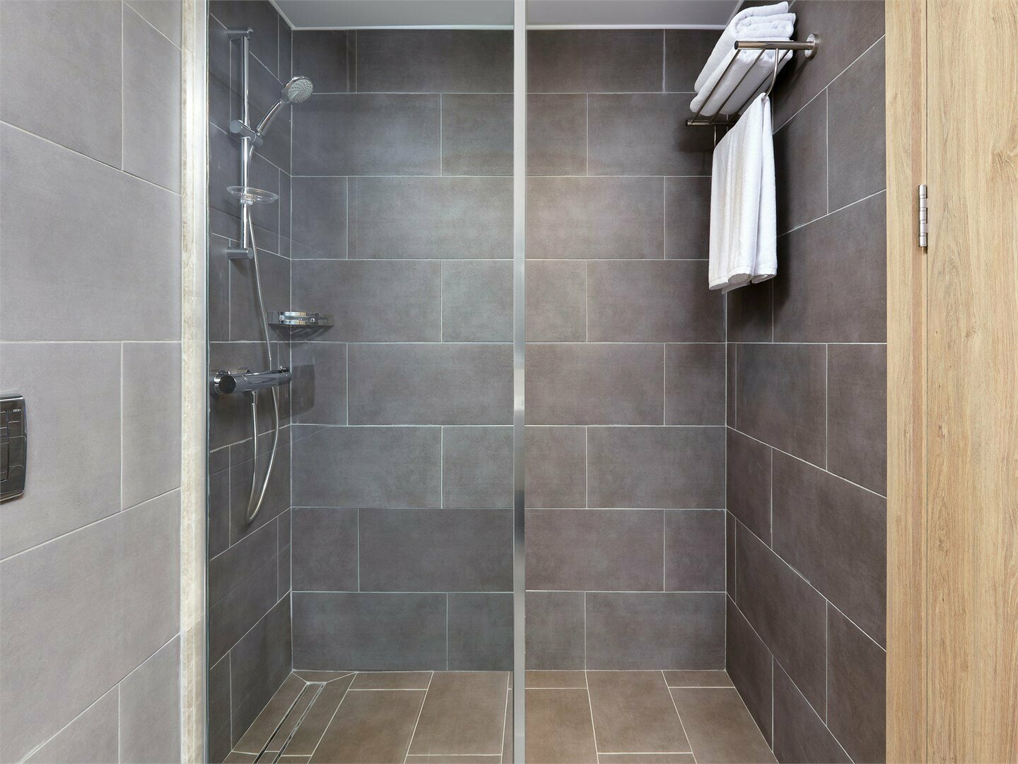 Номер Suite с двуспальной кроватью и диваном