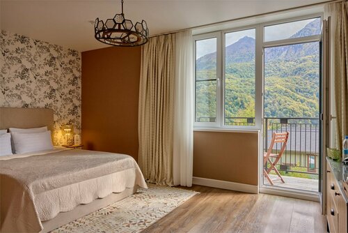 Супериор с балконом и видом на горы