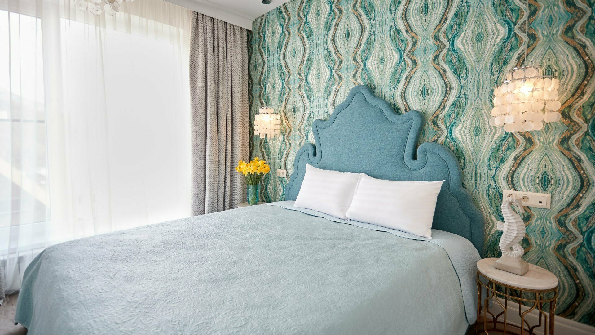 Люкс с балконом (гостиная и спальня)