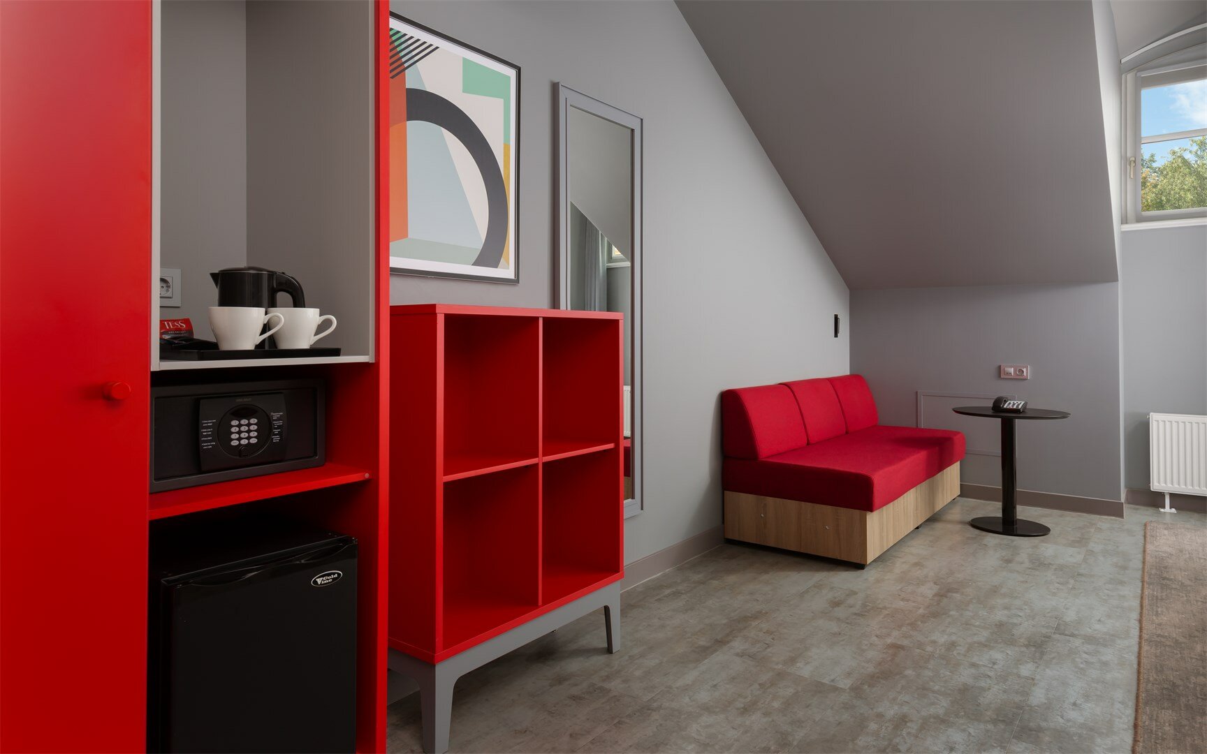 Первая категория/Стандартный номер с двумя односпальными кроватями и диваном