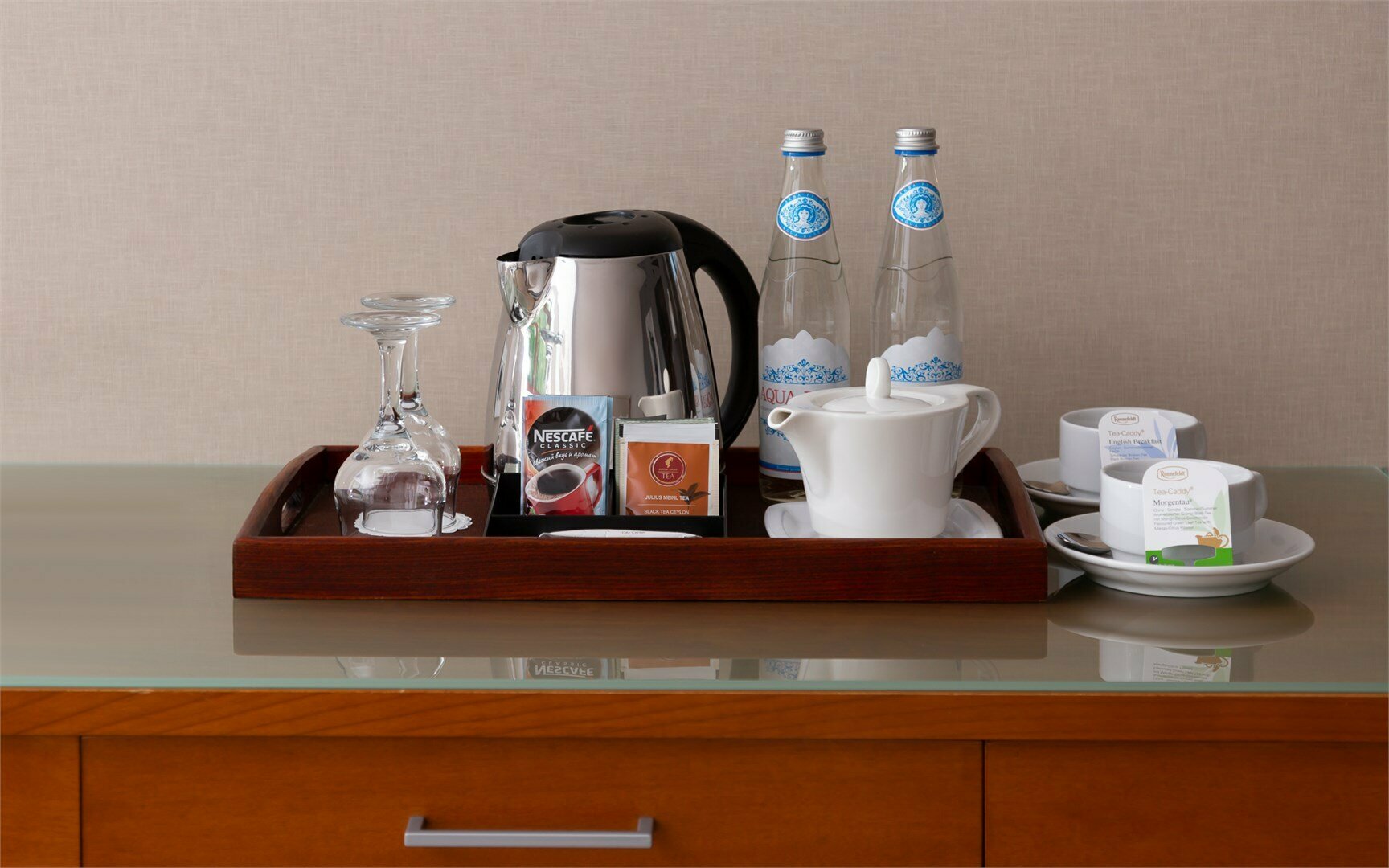 Стандартный; 1 большая кровать и вид в Атриум