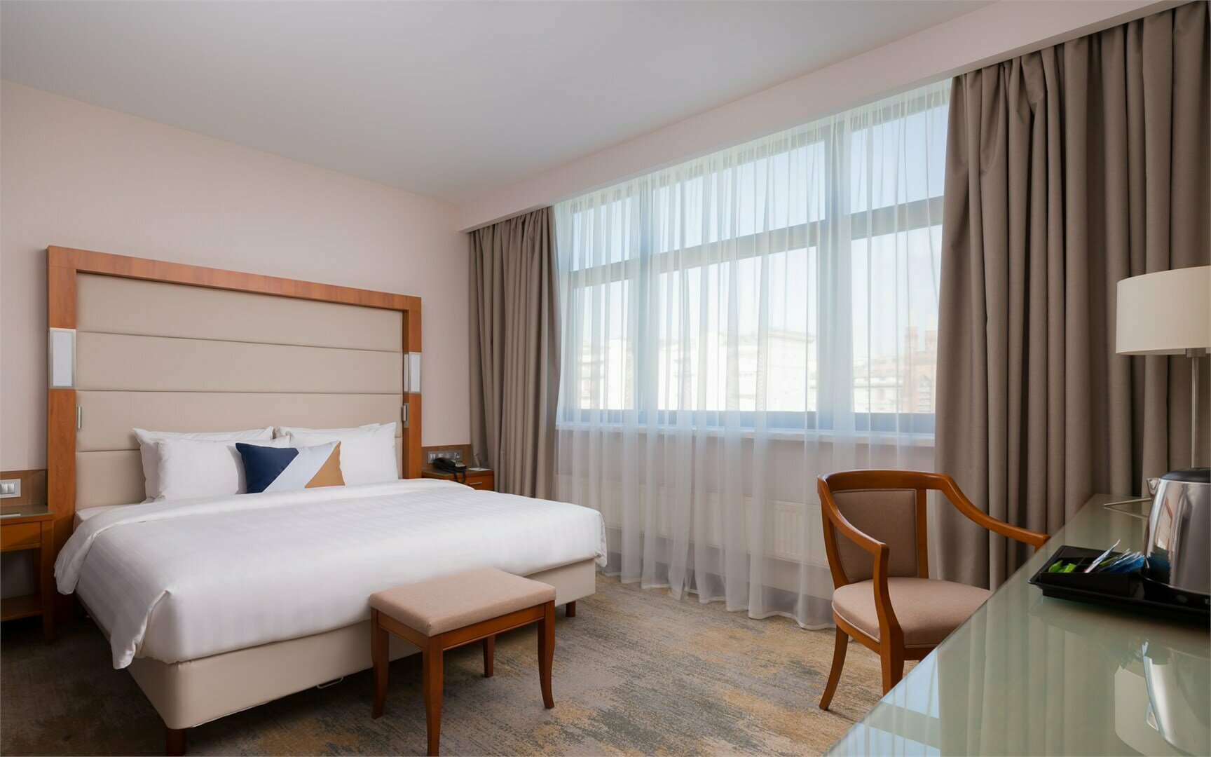 Делюкс Бизнес; 1 большая кровать