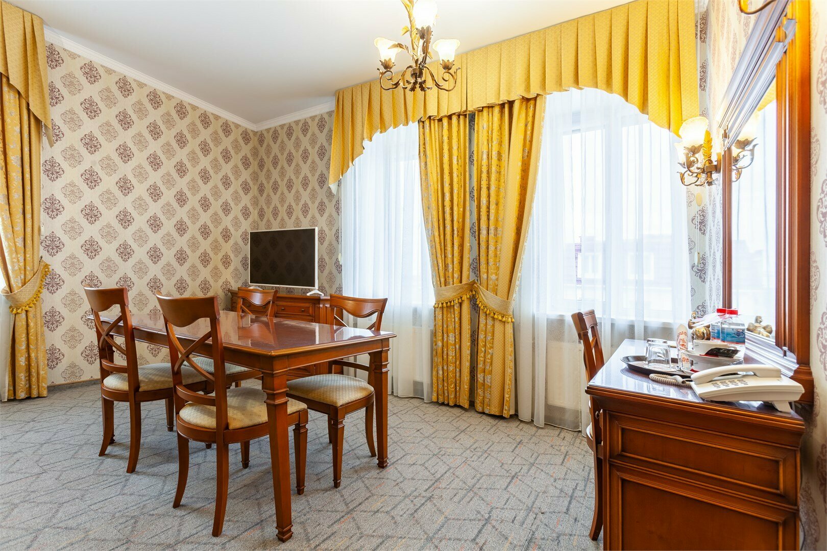 Двухкомнатный Люкс с двуспальной кроватью