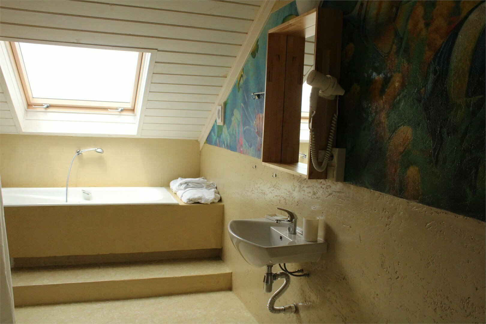 Трёхместный мансардный номер Люкс