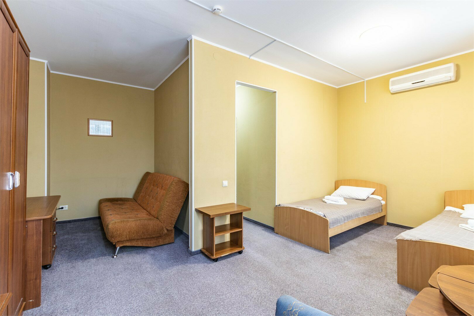 Двухместный номер СТАНДАРТ с двумя односпальными кроватями и собственными удобствами