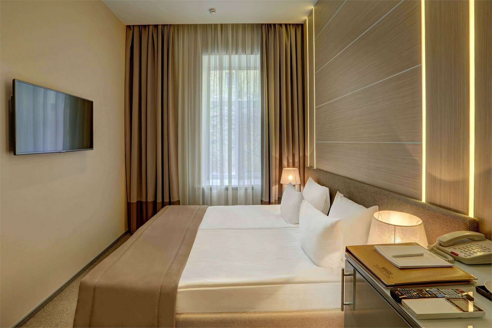 Компактный номер с кроватью размера "King-size"