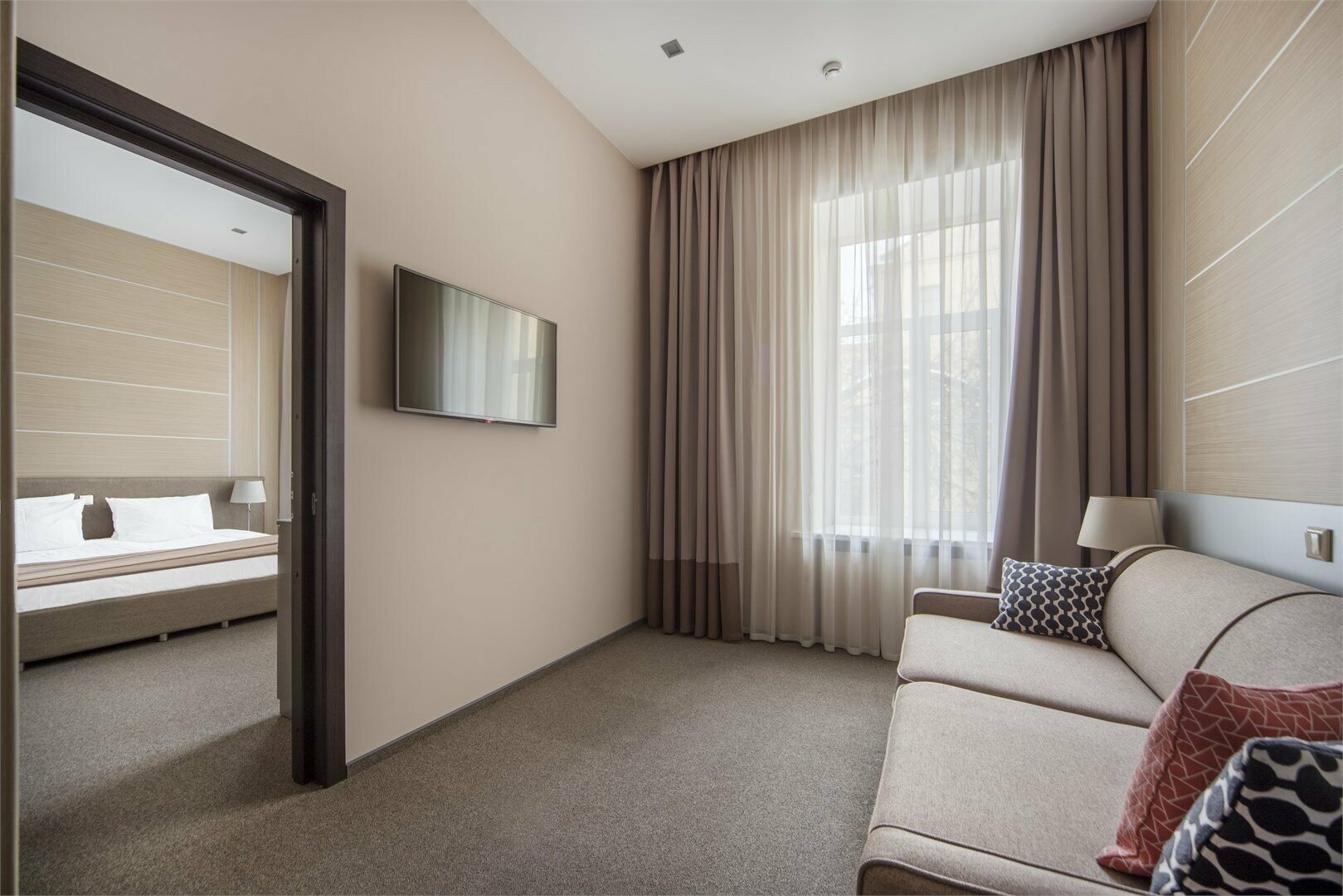 Семейный номер с кроватью размера "King-size" и двуспальным диваном