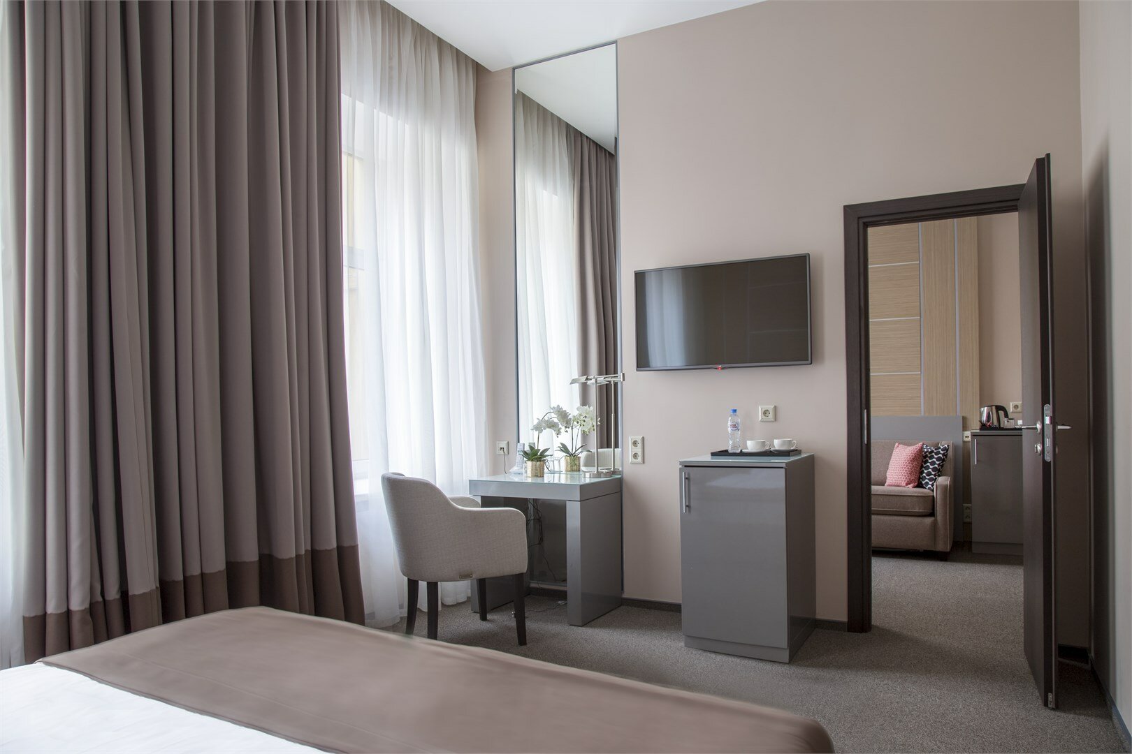 Семейный номер с кроватью размера "King-size" и двуспальным диваном