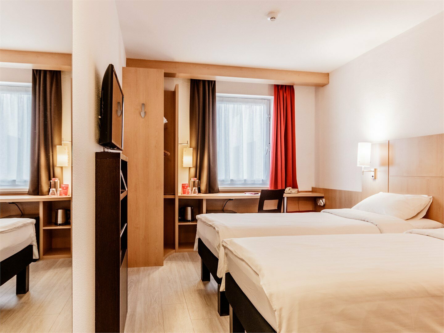 Номер Standard, семейный смежный двухкомнатный - с двуспальной кроватью или с 2 односпальными кроватями