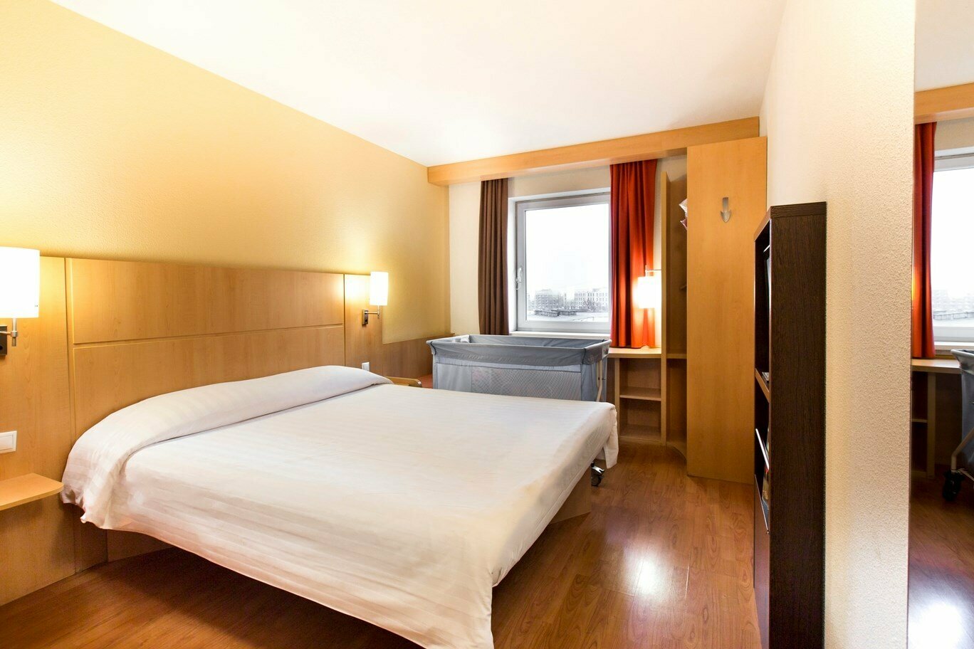 Номер Standard, семейный смежный двухкомнатный - с двуспальной кроватью или с 2 односпальными кроватями