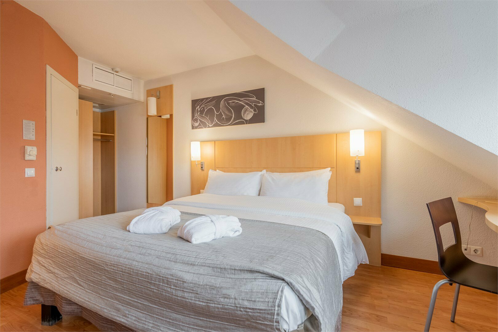 Номер Junior Suite, вид на город или на крыши - с двуспальной кроватью и диваном