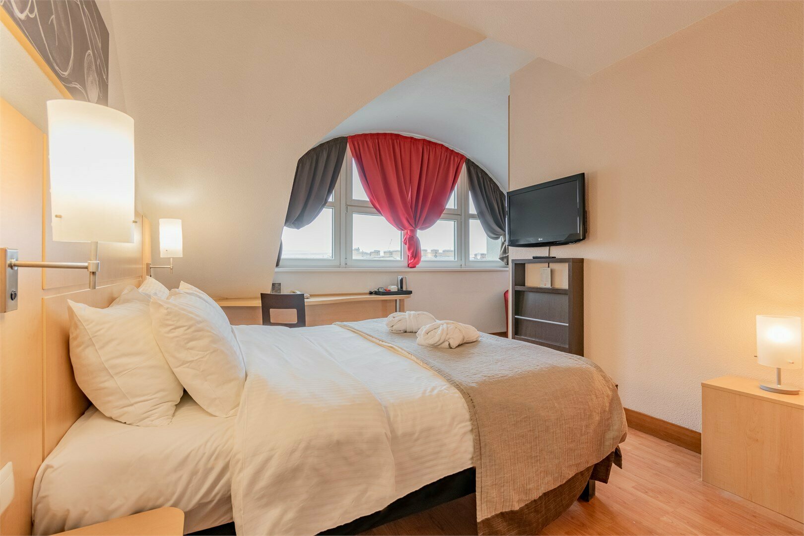 Номер Junior Suite, вид на город или на крыши - с двуспальной кроватью и диваном