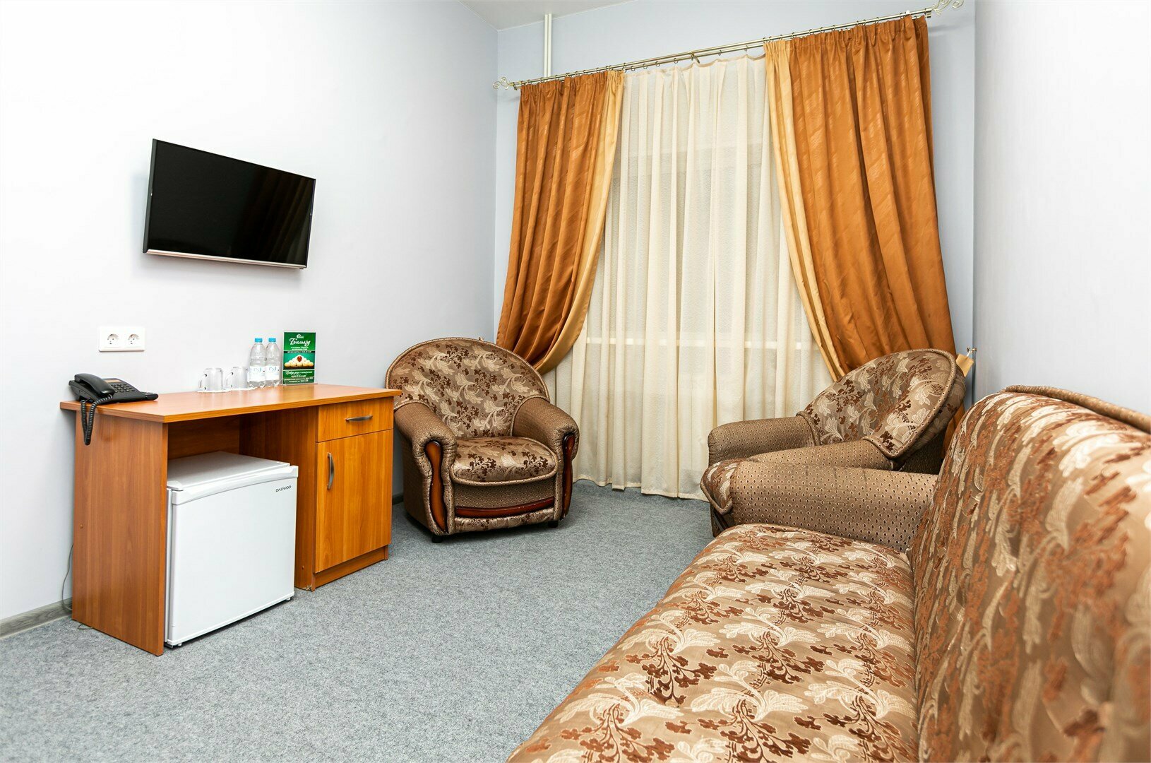 Двухкомнатный номер с двухспальной кроватью и дополнительной односпальной кроватью