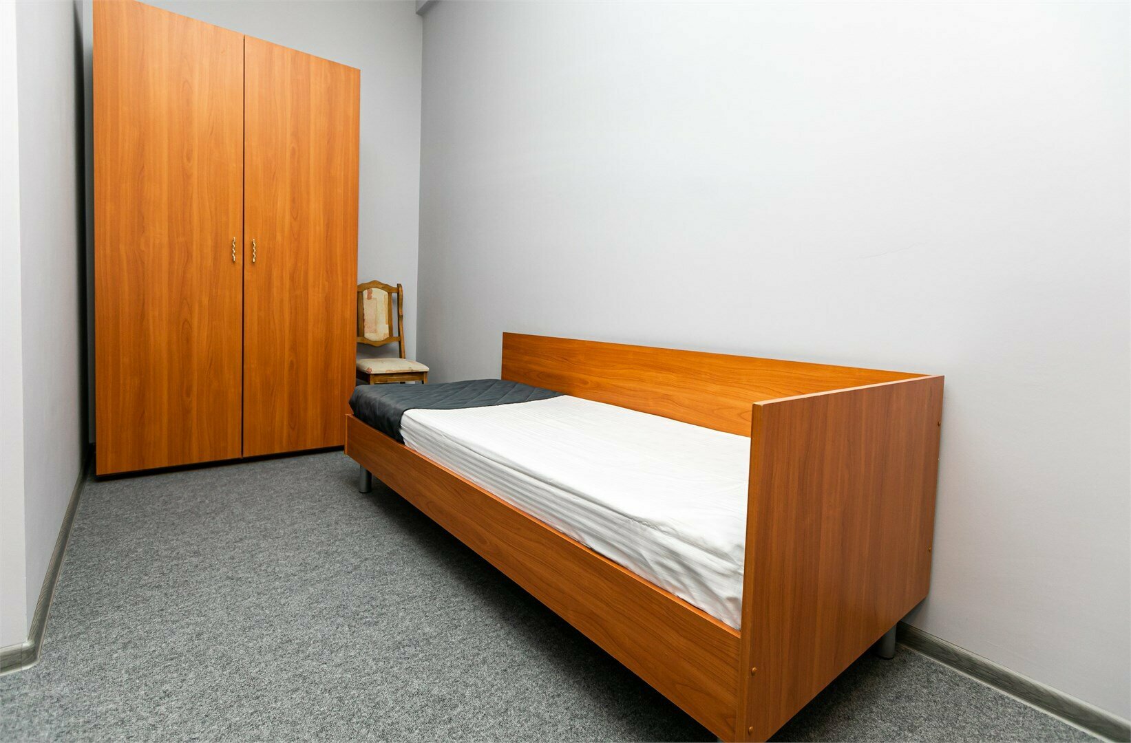 Двухкомнатный номер с двухспальной кроватью и дополнительной односпальной кроватью