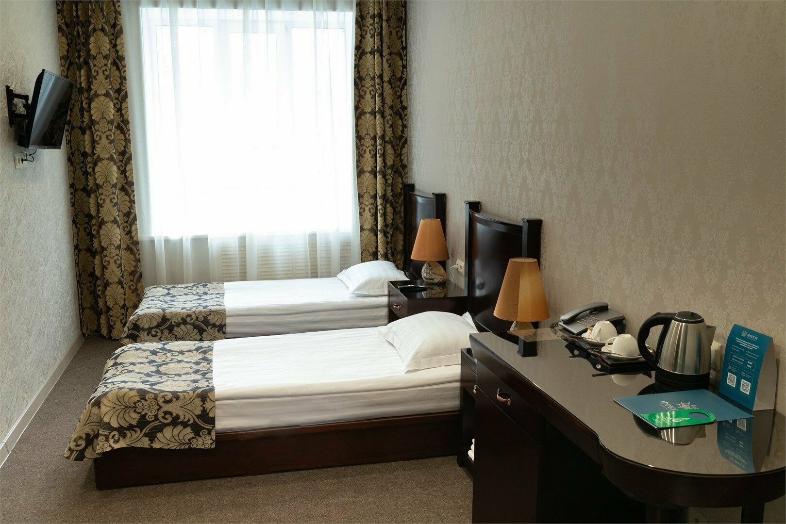 Двухместный номер с 2 отдельными кроватями и общей ванной комнатой