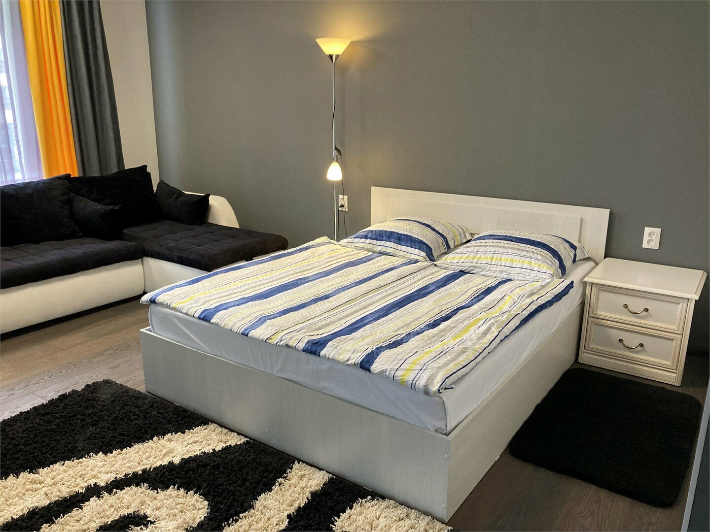 Студия с диваном с санузлом в комнате