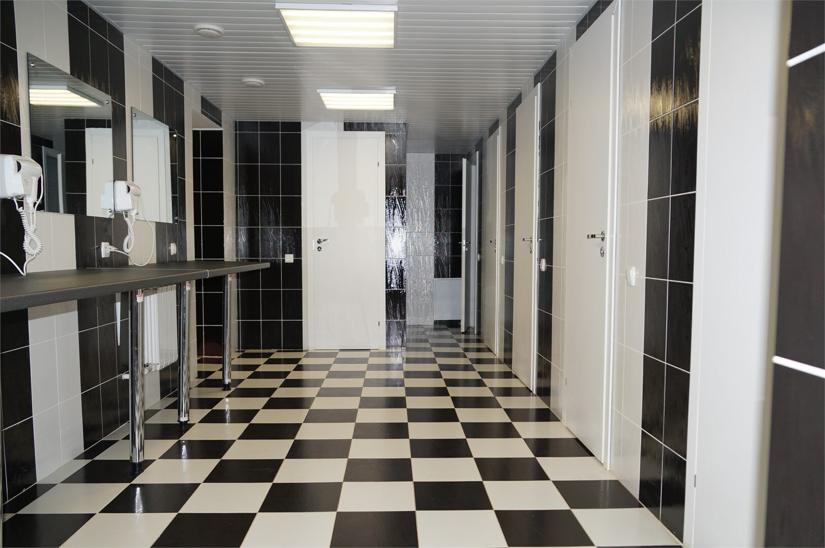 Двухместный номер с 2 отдельными кроватями и общей ванной комнатой