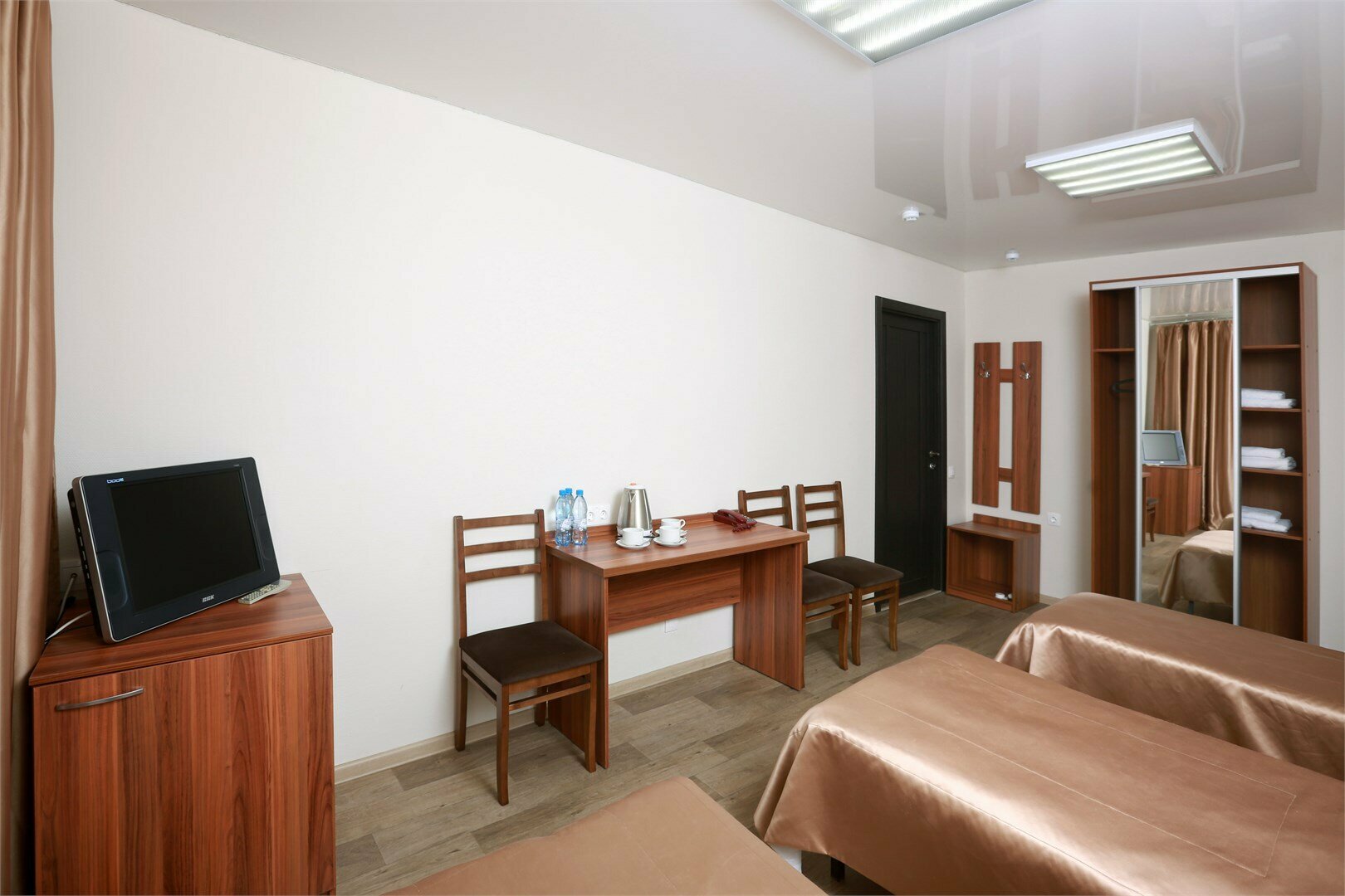 Трехместный номер эконом-класса с общей ванной комнатой