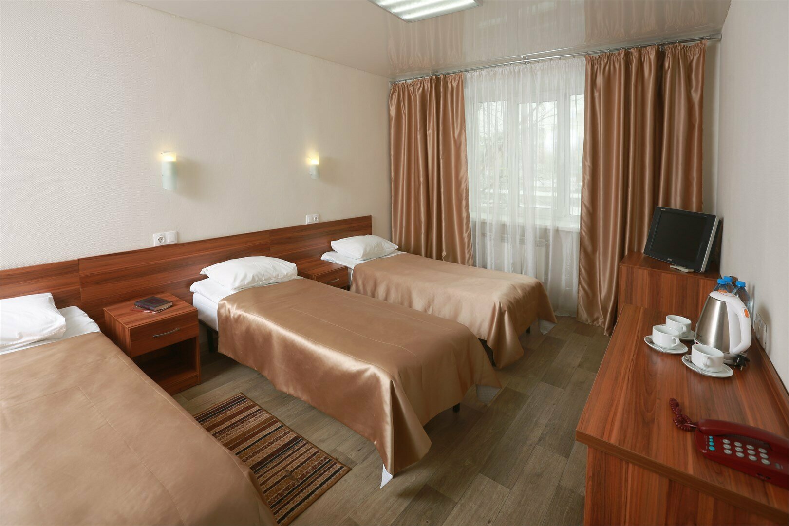 Трехместный номер эконом-класса с общей ванной комнатой