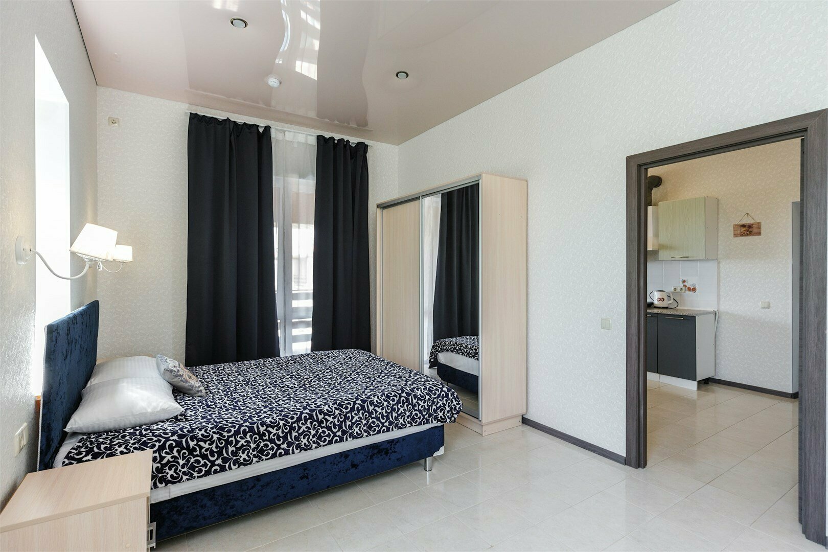 Апартаменты люкс двухкомнатные с большой лоджией и видом на море  ‌(3 этаж)