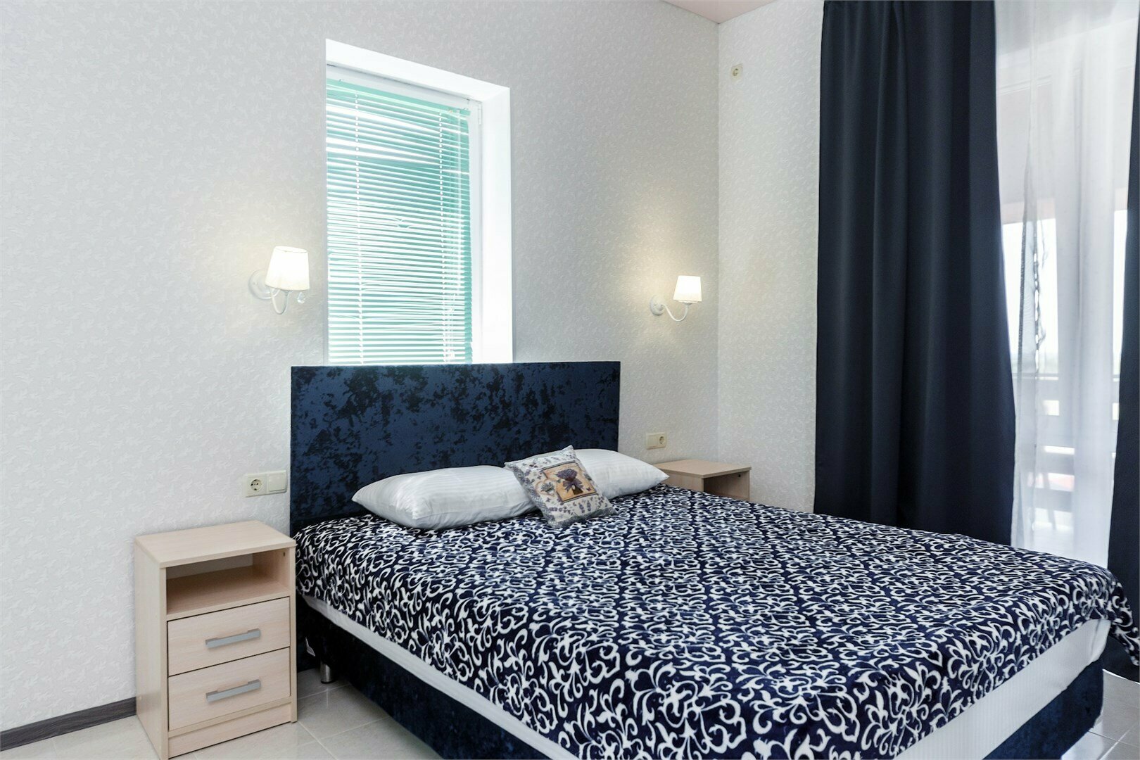 Апартаменты люкс двухкомнатные с большой лоджией и видом на море  ‌(3 этаж)