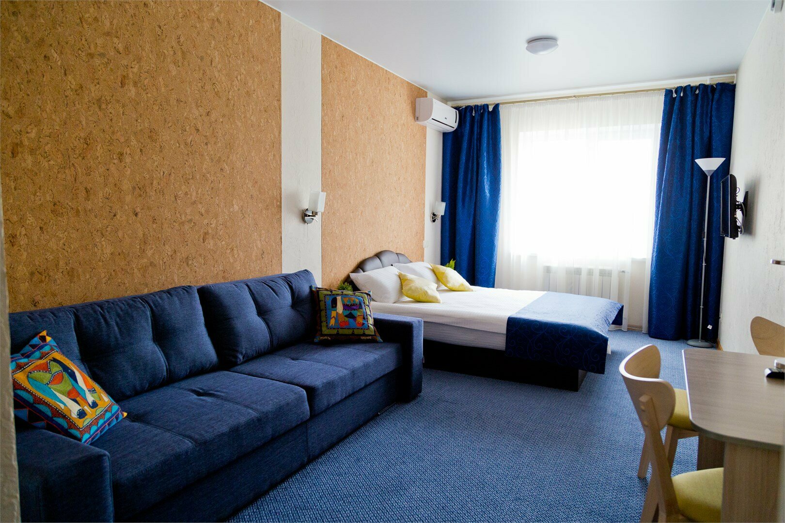 Комфорт с большой кроватью и диваном