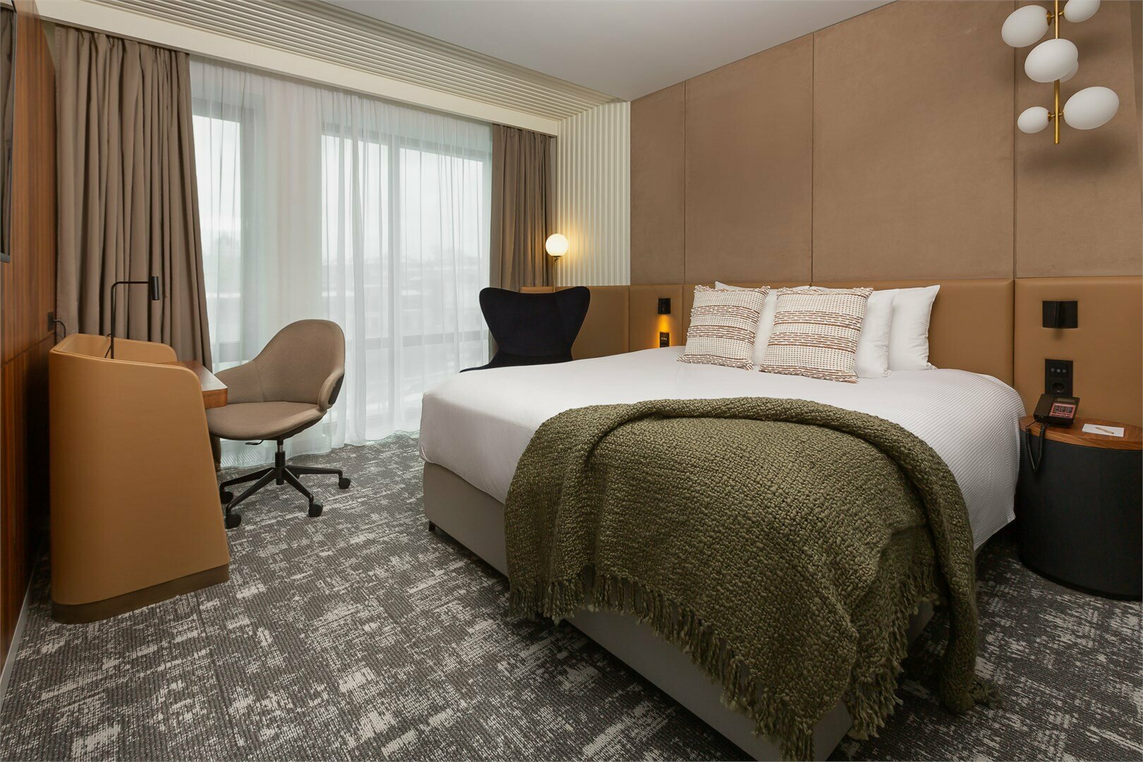 Номер Superior Suite, с видом на город - с двуспальной кроватью и диваном