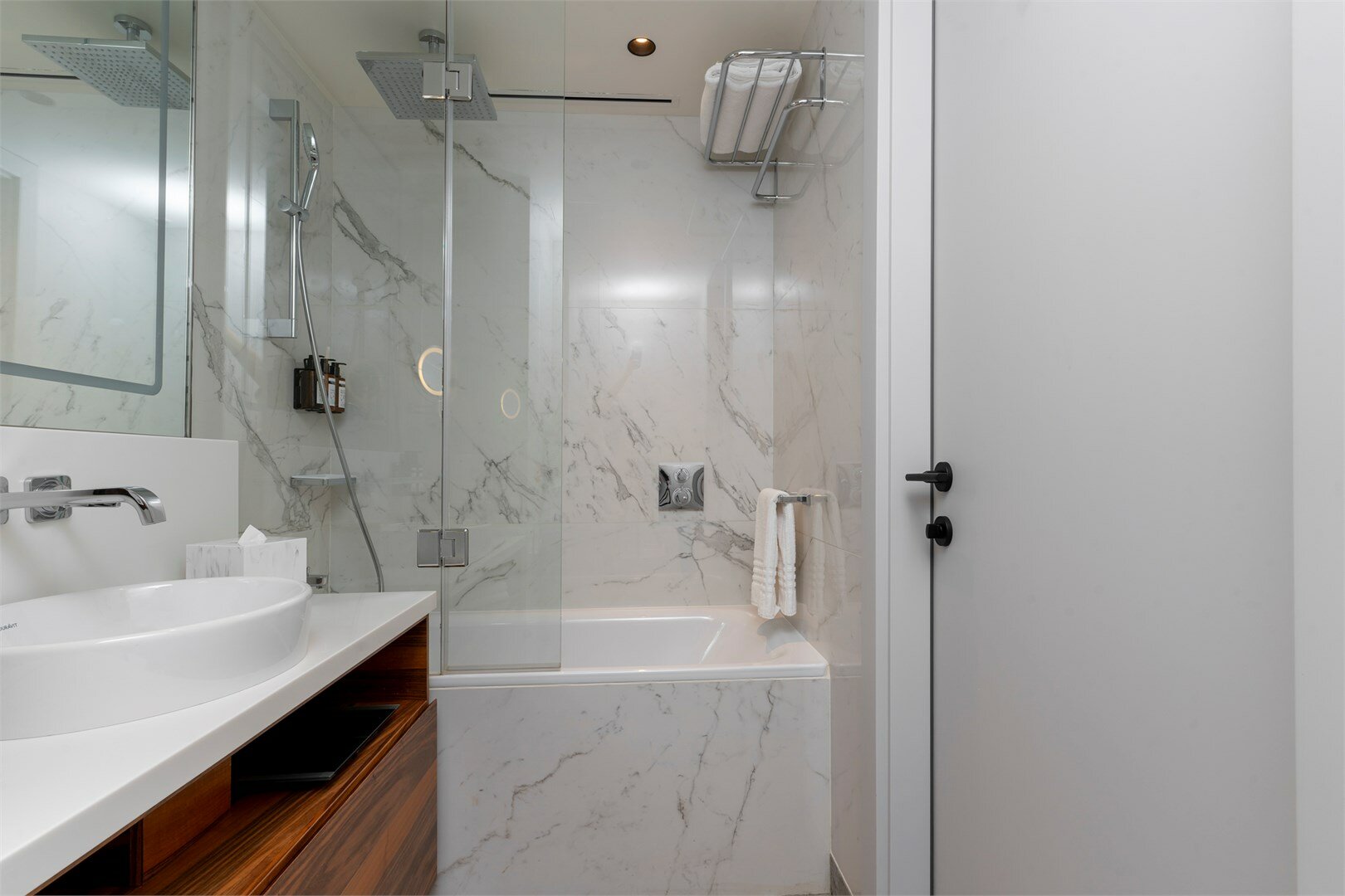 Номер Junior Suite, с видом на город - с двуспальной кроватью и раскладным диваном