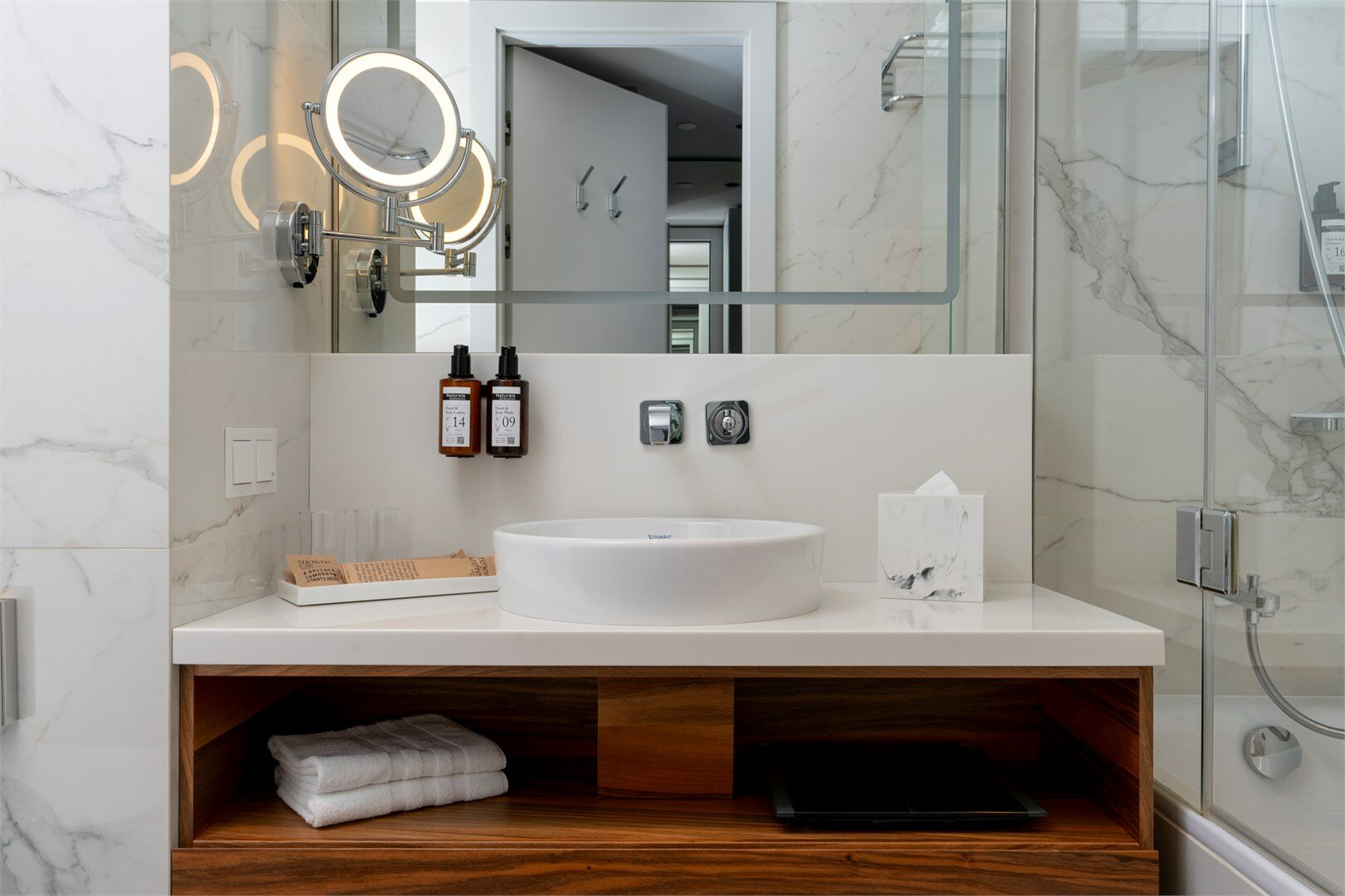 Номер Junior Suite, с видом на город - с двуспальной кроватью и раскладным диваном