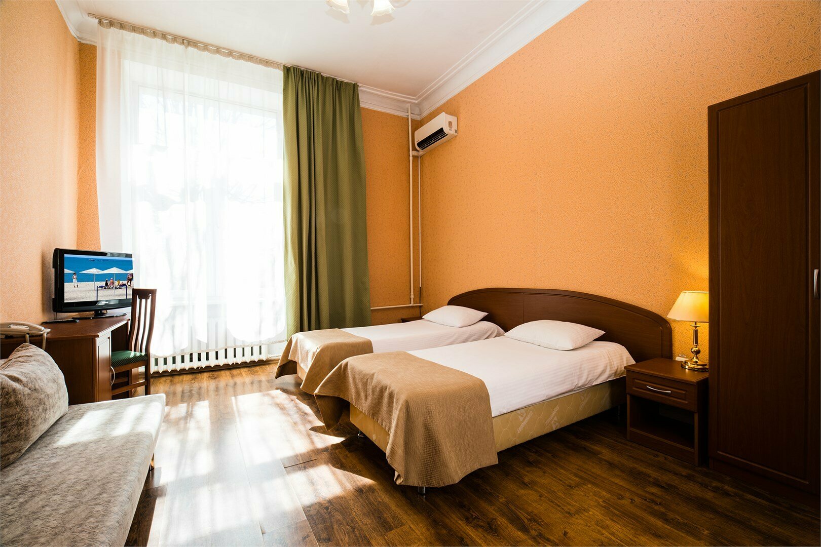 Стандарт двухместный с двумя раздельными  кроватями и дополнительным местом