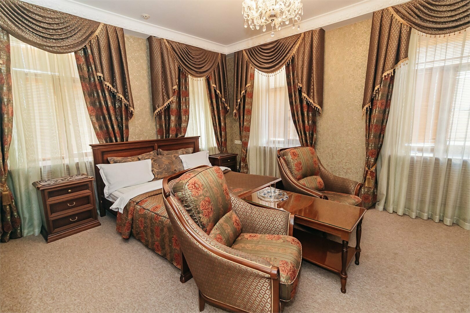 Джуниор Сюит