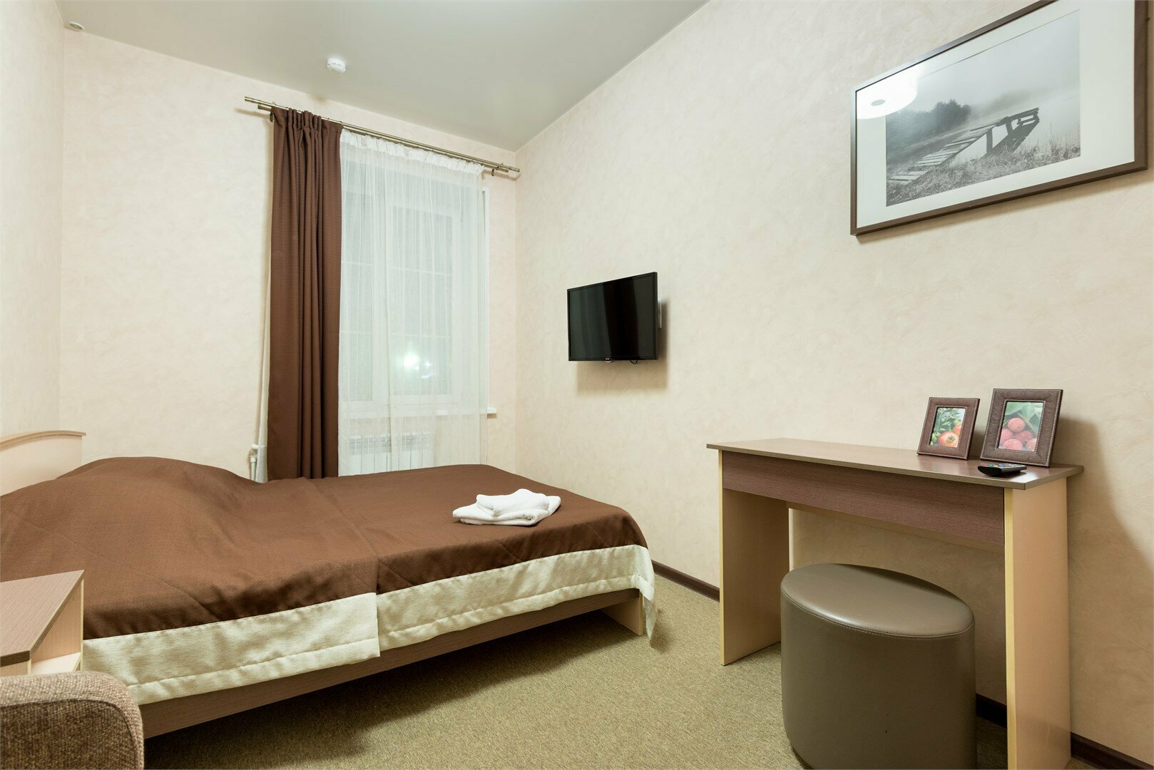 ЭКОНОМ, номер с двуспальной кроватью и общей ванной комнатой (экон)