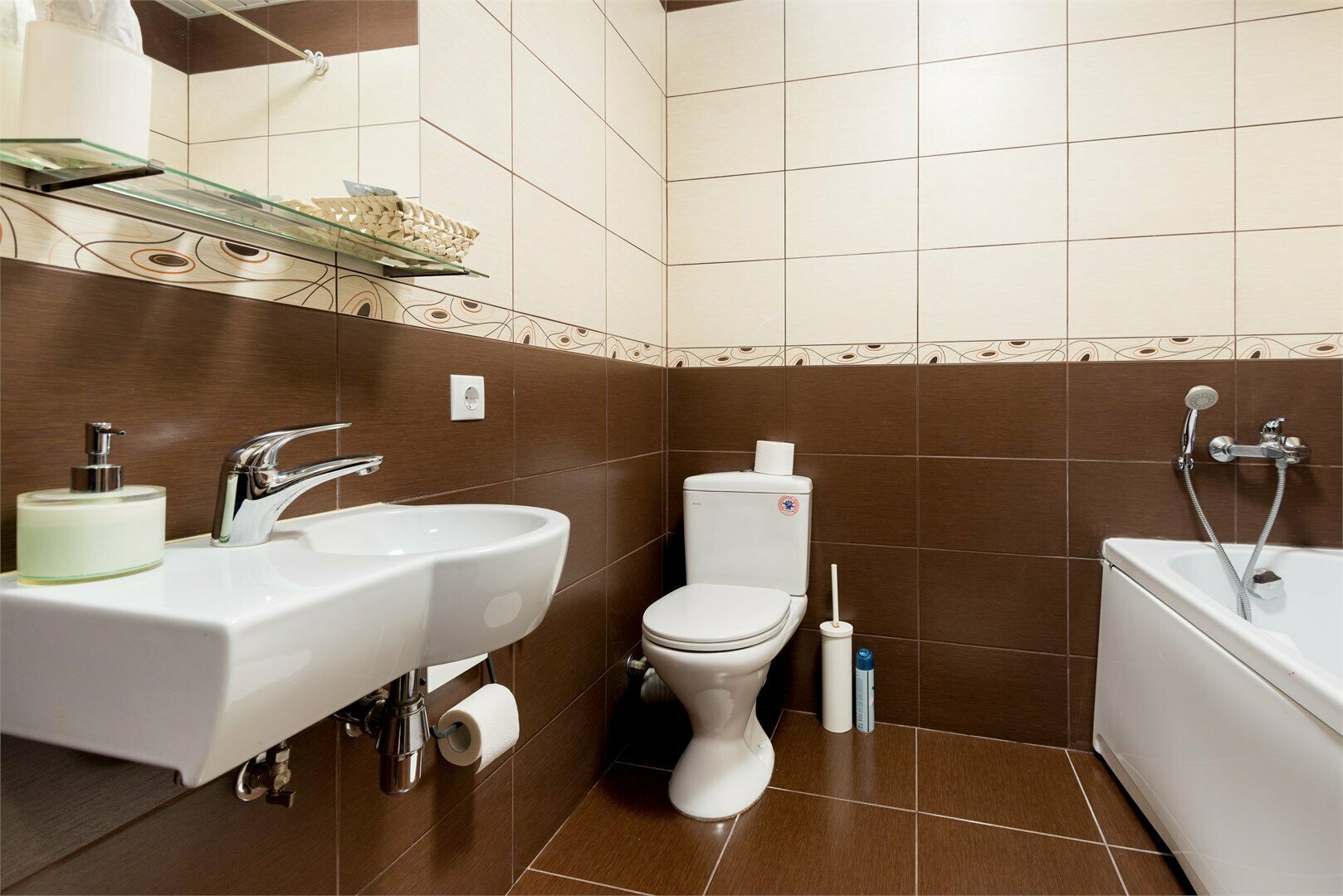 ЭКОНОМ, номер с двуспальной кроватью и общей ванной комнатой (экон)