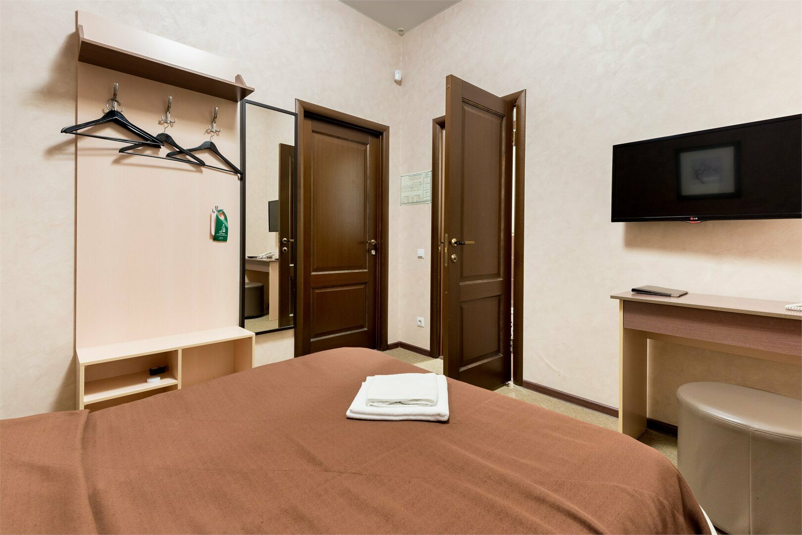 ЭКОНОМ, номер с двуспальной кроватью и общей ванной комнатой (экон)