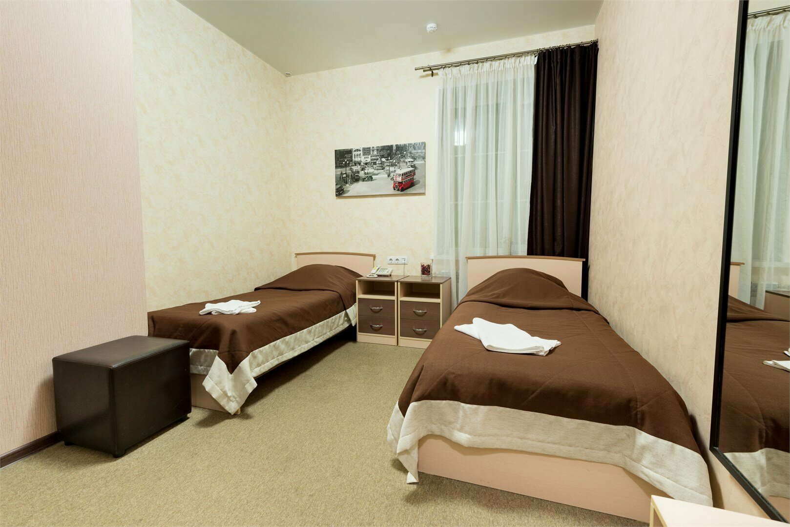 ЭКОНОМ, номер с двумя односпальными кроватями и общей ванной комнатой (ауд)
