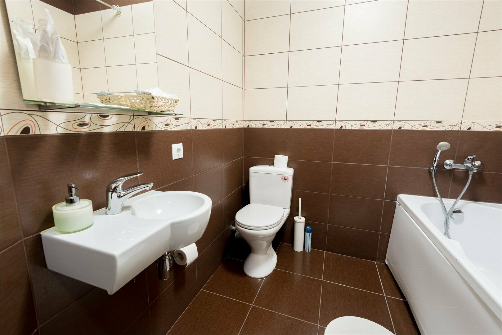 ЭКОНОМ, номер с двумя односпальными кроватями и общей ванной комнатой (ауд)