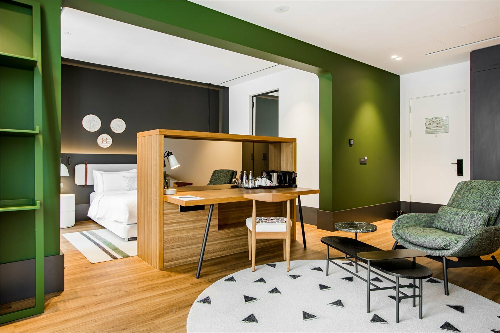 NEO Гранд Люкс с одной большой кроватью