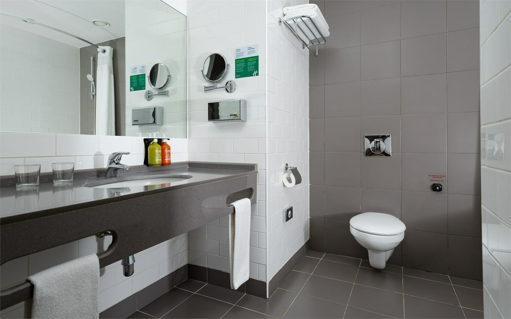 Улучшенный номер с с двуспальной кроватью и диваном