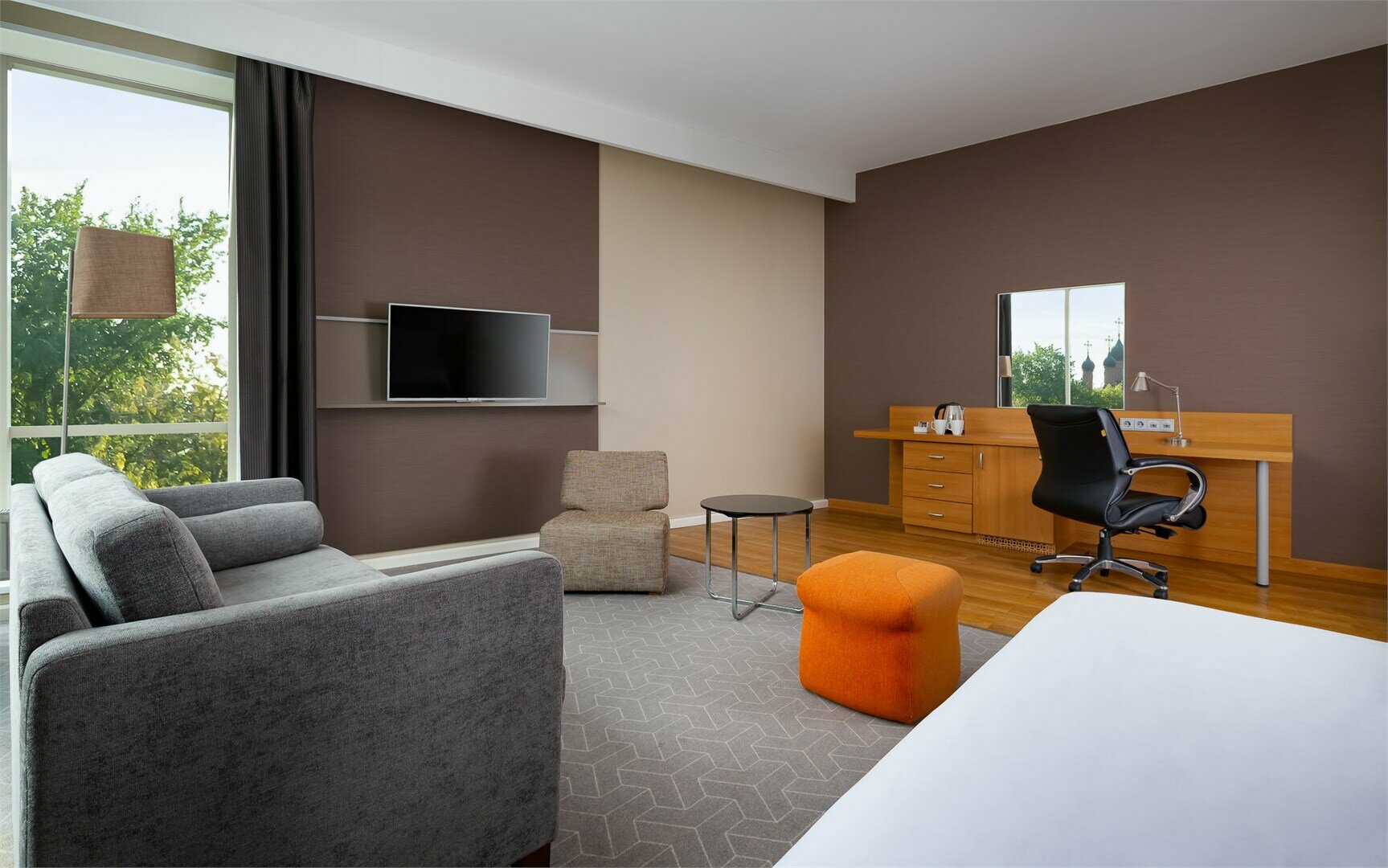 Улучшенный номер с с двуспальной кроватью и диваном