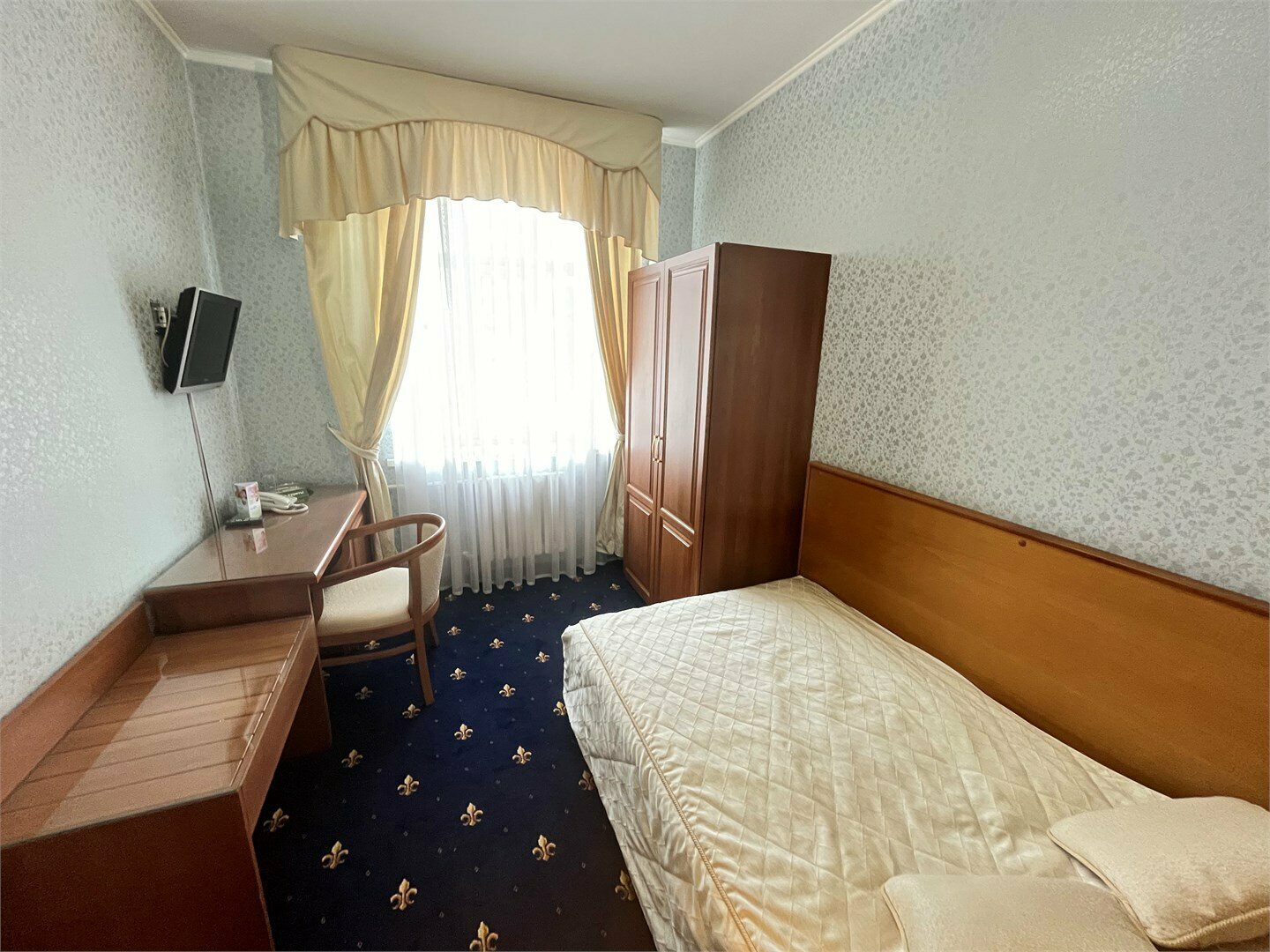 Эконом Стандарт с полутороспальной кроватью