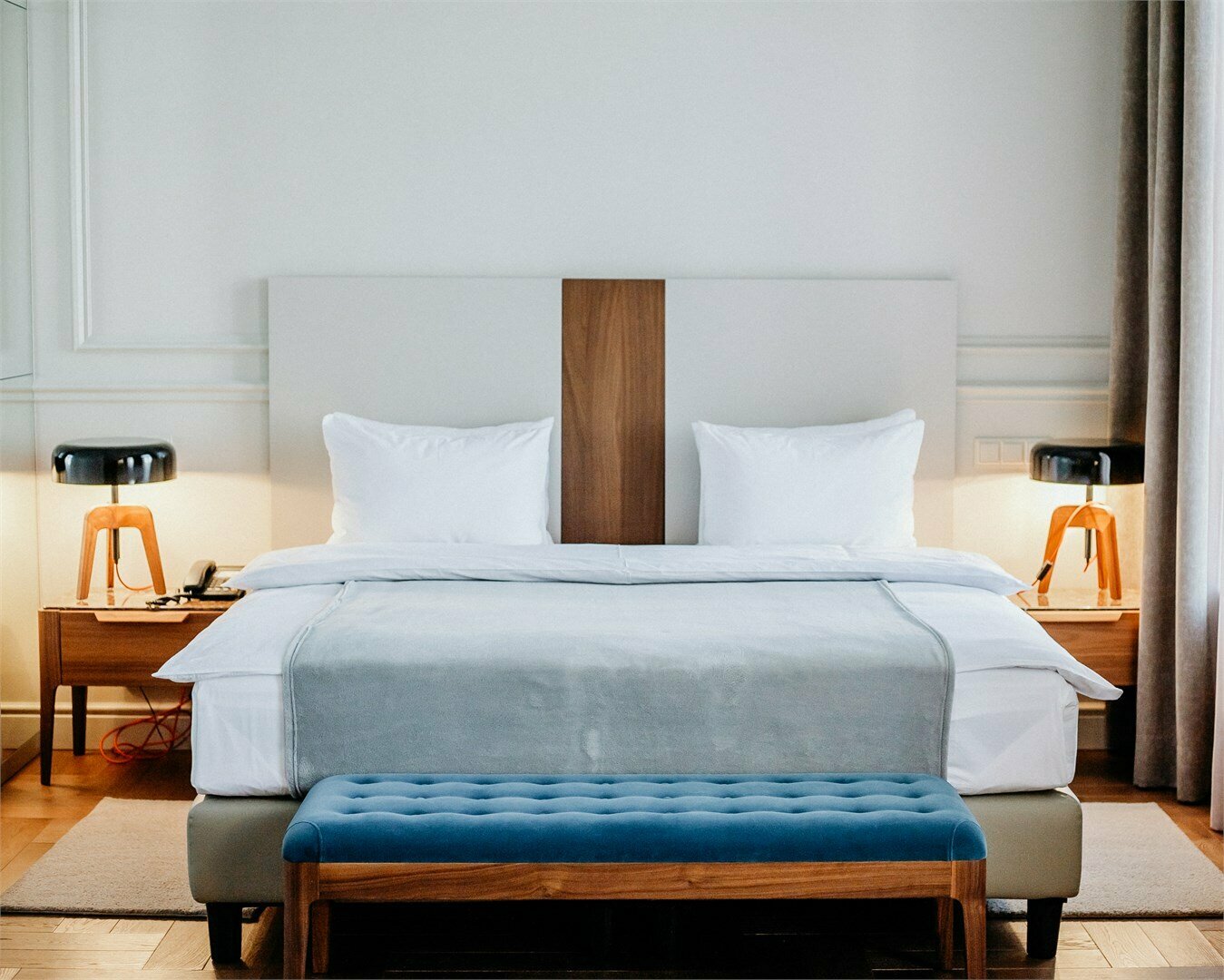 Джуниор с одной большой кроватью