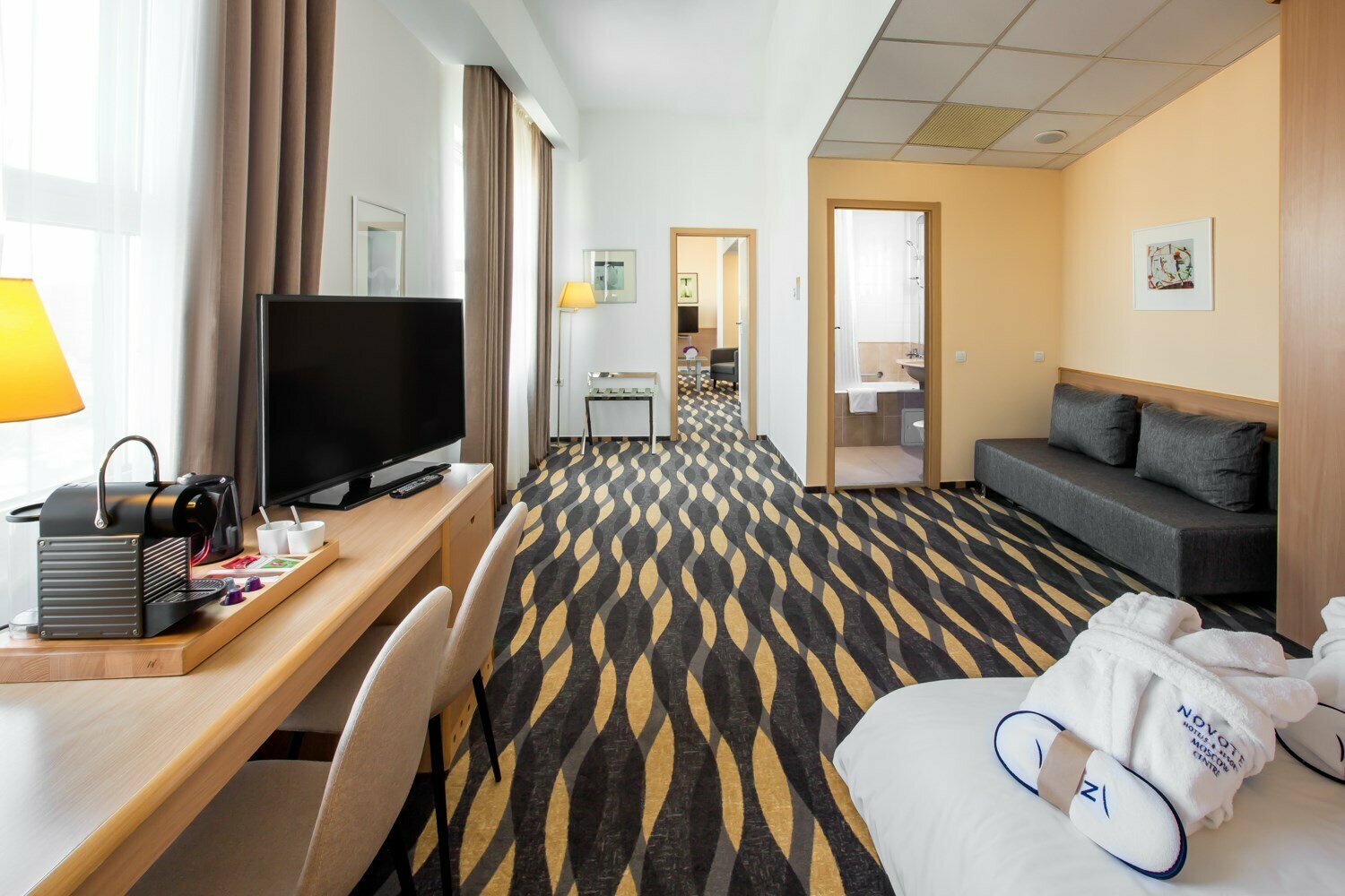 Номер Suite, двухкомнатный - с большой кроватью, софой и диваном-кроватью